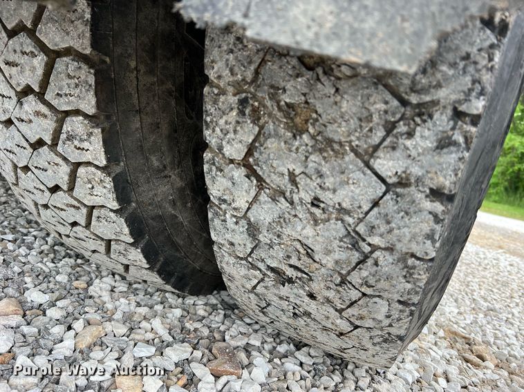 image for item II9027 2006 International 7400  oil distributor truck