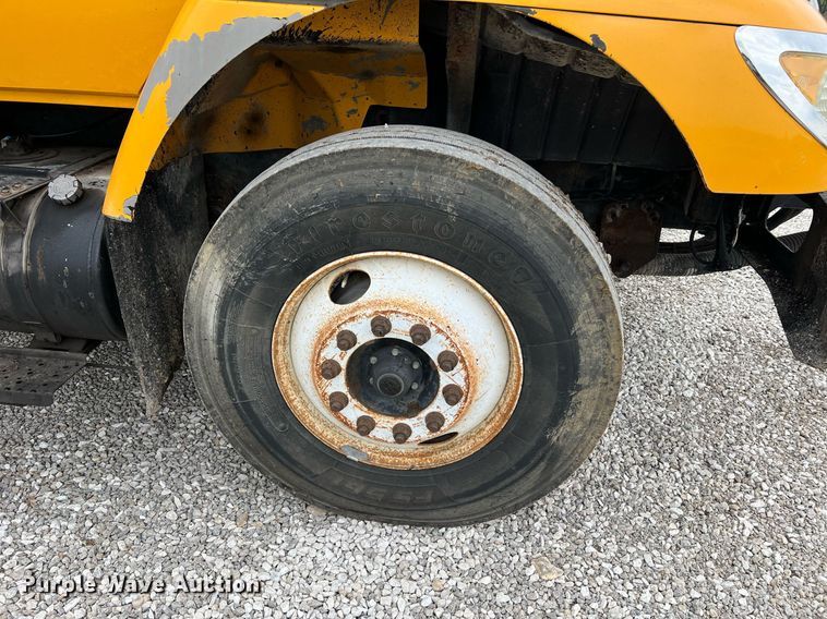 image for item II9027 2006 International 7400  oil distributor truck