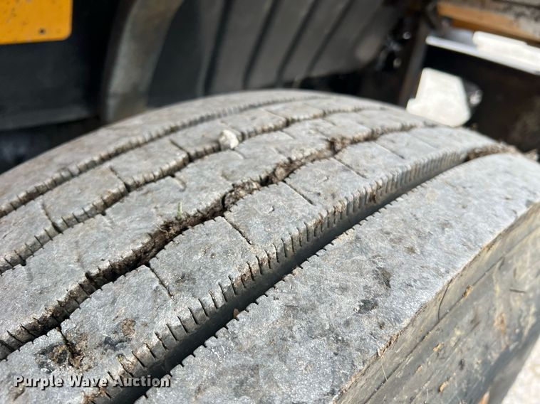 image for item II9027 2006 International 7400  oil distributor truck