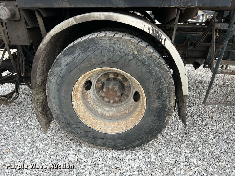 image for item II9027 2006 International 7400  oil distributor truck