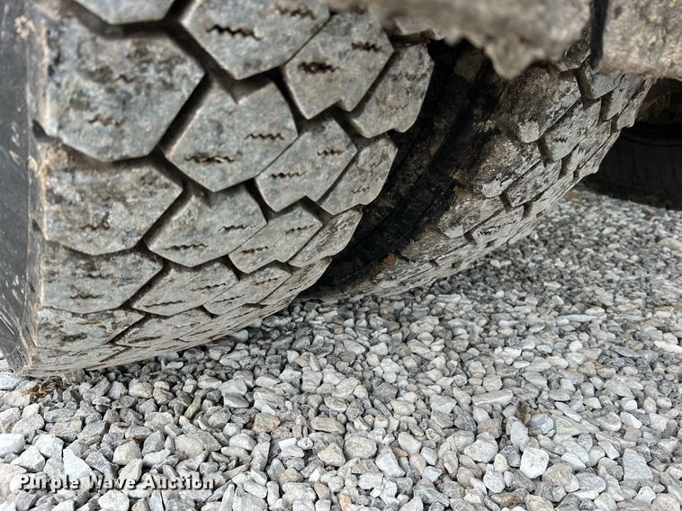 image for item II9027 2006 International 7400  oil distributor truck