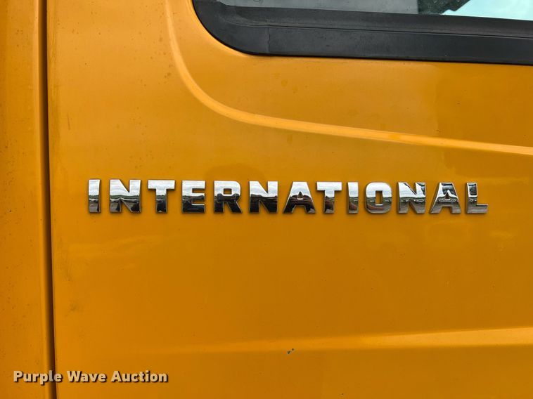 image for item II9027 2006 International 7400  oil distributor truck