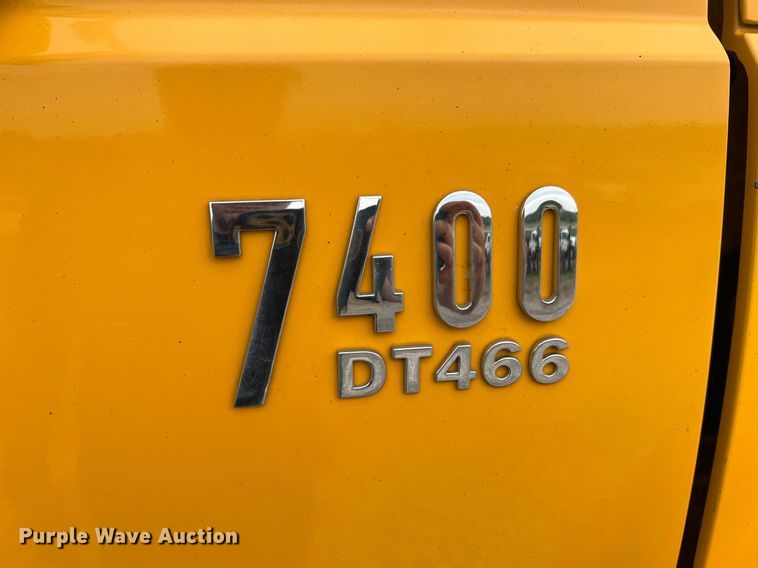 image for item II9027 2006 International 7400  oil distributor truck