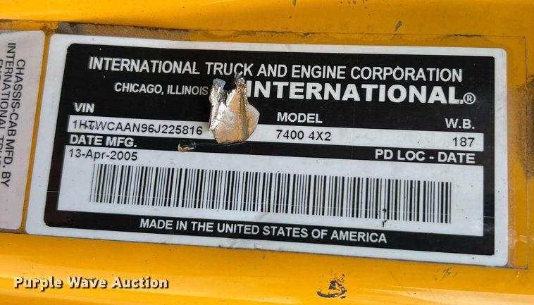 image for item II9027 2006 International 7400  oil distributor truck