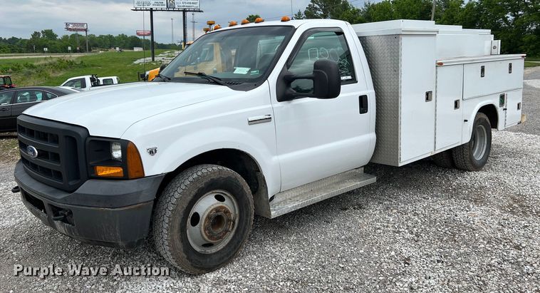 image for item II9029 2006 Ford F350 Super Duty XL  utility bed pickup truck