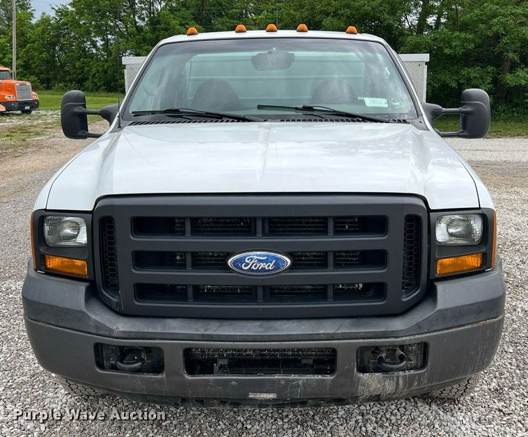 image for item II9029 2006 Ford F350 Super Duty XL  utility bed pickup truck