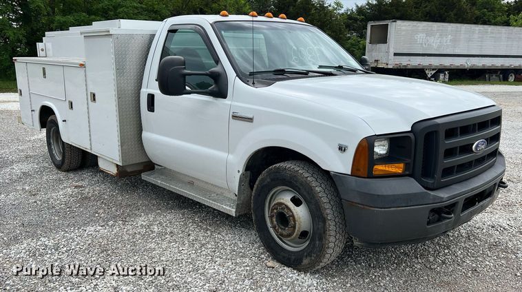 image for item II9029 2006 Ford F350 Super Duty XL  utility bed pickup truck