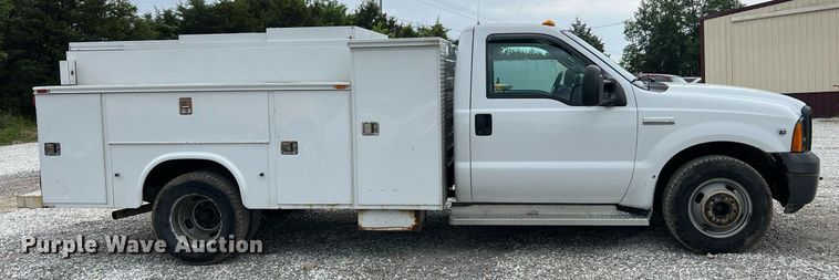 image for item II9029 2006 Ford F350 Super Duty XL  utility bed pickup truck