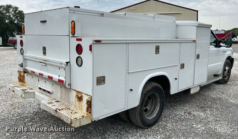 image for item II9029 2006 Ford F350 Super Duty XL  utility bed pickup truck