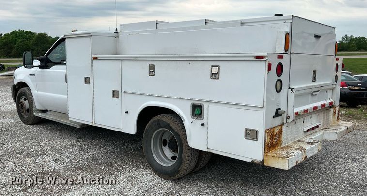 image for item II9029 2006 Ford F350 Super Duty XL  utility bed pickup truck