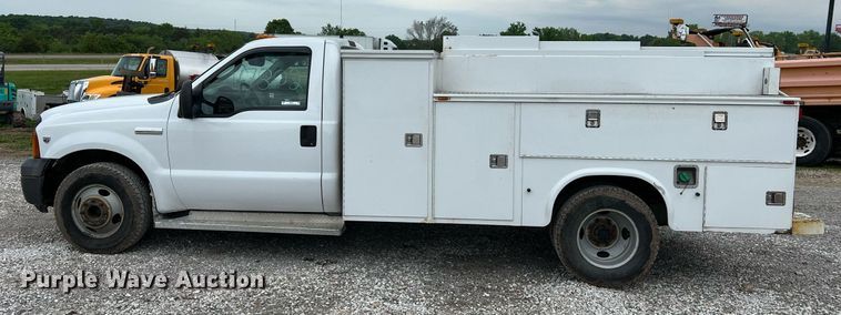 image for item II9029 2006 Ford F350 Super Duty XL  utility bed pickup truck