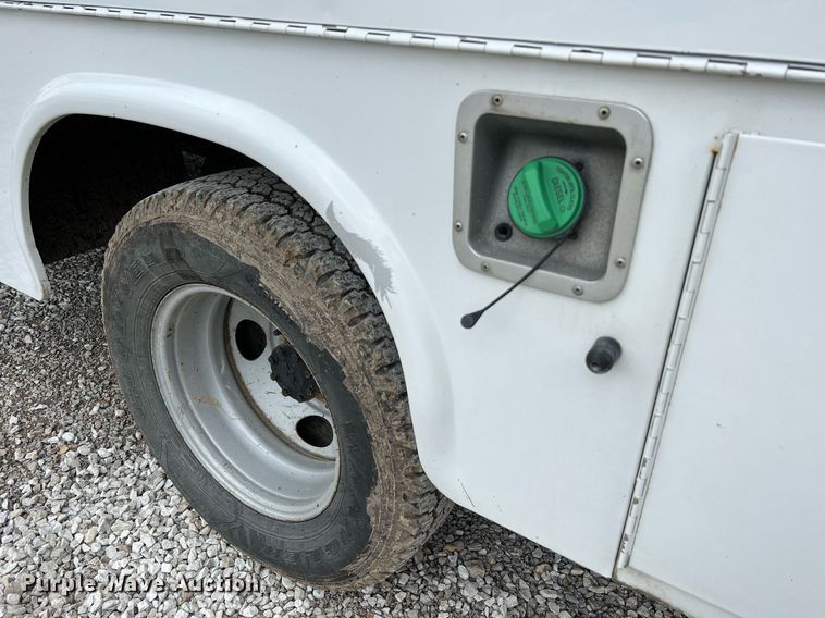 image for item II9029 2006 Ford F350 Super Duty XL  utility bed pickup truck