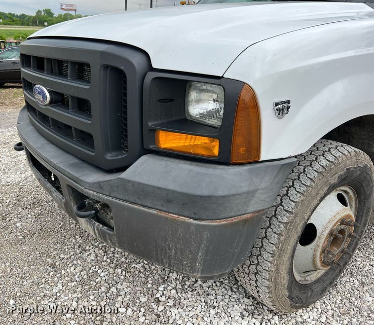 image for item II9029 2006 Ford F350 Super Duty XL  utility bed pickup truck