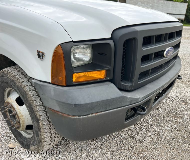 image for item II9029 2006 Ford F350 Super Duty XL  utility bed pickup truck