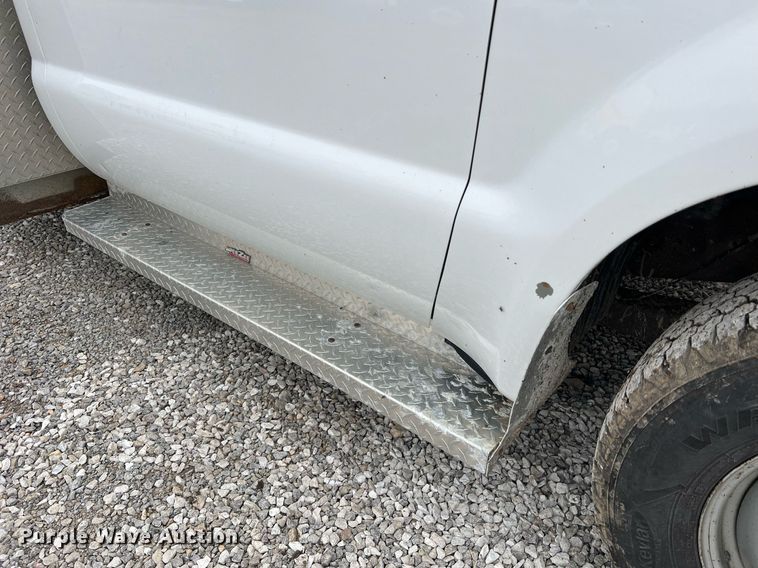 image for item II9029 2006 Ford F350 Super Duty XL  utility bed pickup truck