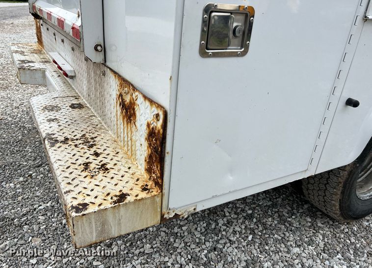 image for item II9029 2006 Ford F350 Super Duty XL  utility bed pickup truck