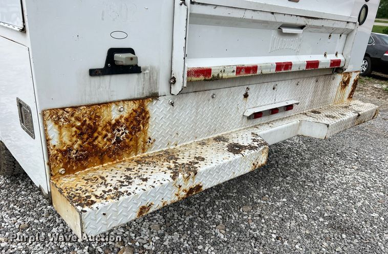 image for item II9029 2006 Ford F350 Super Duty XL  utility bed pickup truck