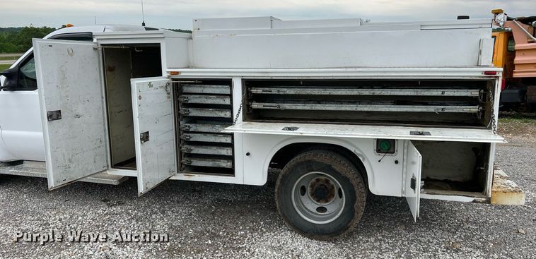 image for item II9029 2006 Ford F350 Super Duty XL  utility bed pickup truck