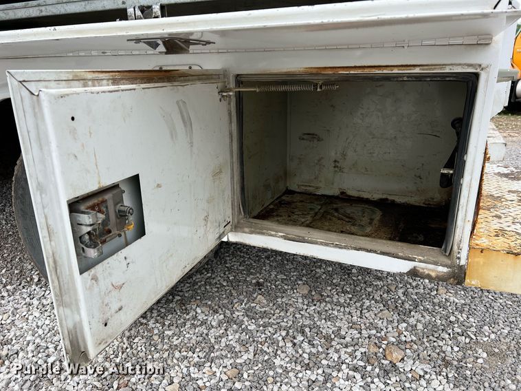 image for item II9029 2006 Ford F350 Super Duty XL  utility bed pickup truck