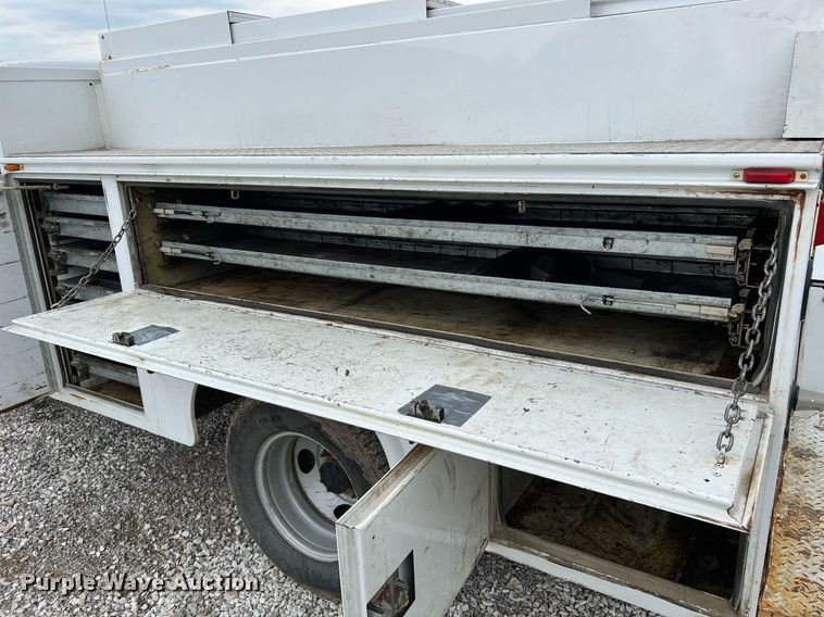 image for item II9029 2006 Ford F350 Super Duty XL  utility bed pickup truck