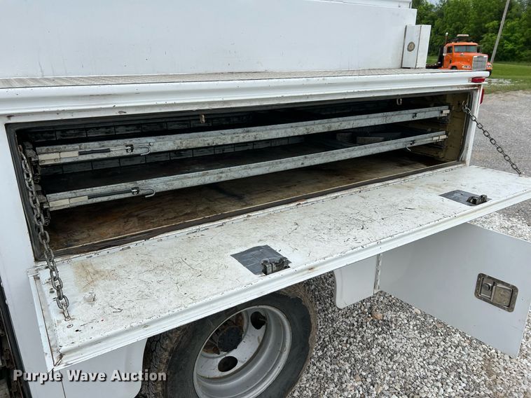 image for item II9029 2006 Ford F350 Super Duty XL  utility bed pickup truck