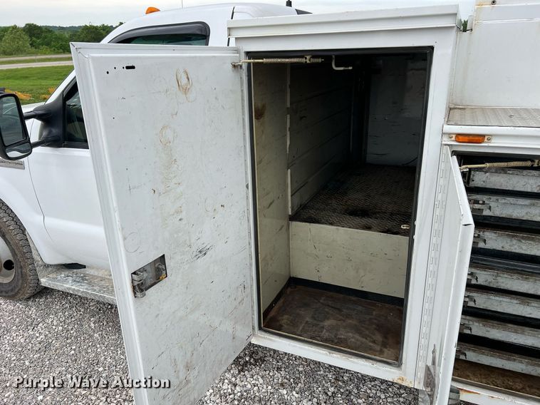 image for item II9029 2006 Ford F350 Super Duty XL  utility bed pickup truck