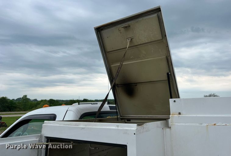 image for item II9029 2006 Ford F350 Super Duty XL  utility bed pickup truck