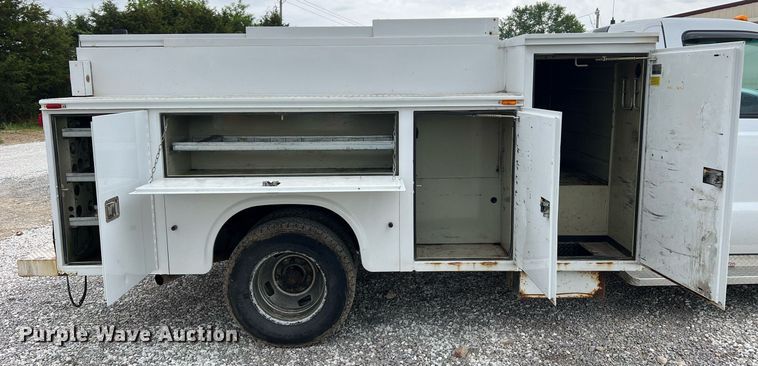 image for item II9029 2006 Ford F350 Super Duty XL  utility bed pickup truck