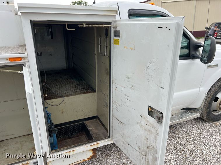 image for item II9029 2006 Ford F350 Super Duty XL  utility bed pickup truck