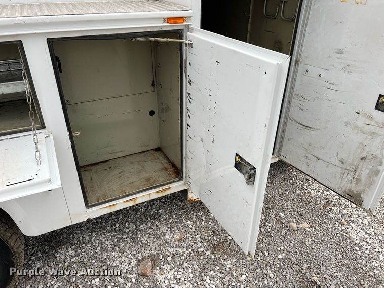 image for item II9029 2006 Ford F350 Super Duty XL  utility bed pickup truck