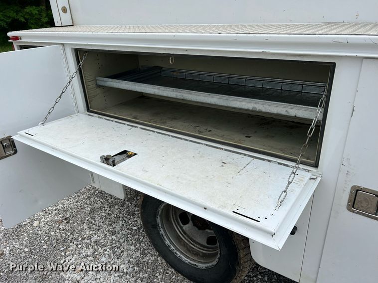 image for item II9029 2006 Ford F350 Super Duty XL  utility bed pickup truck