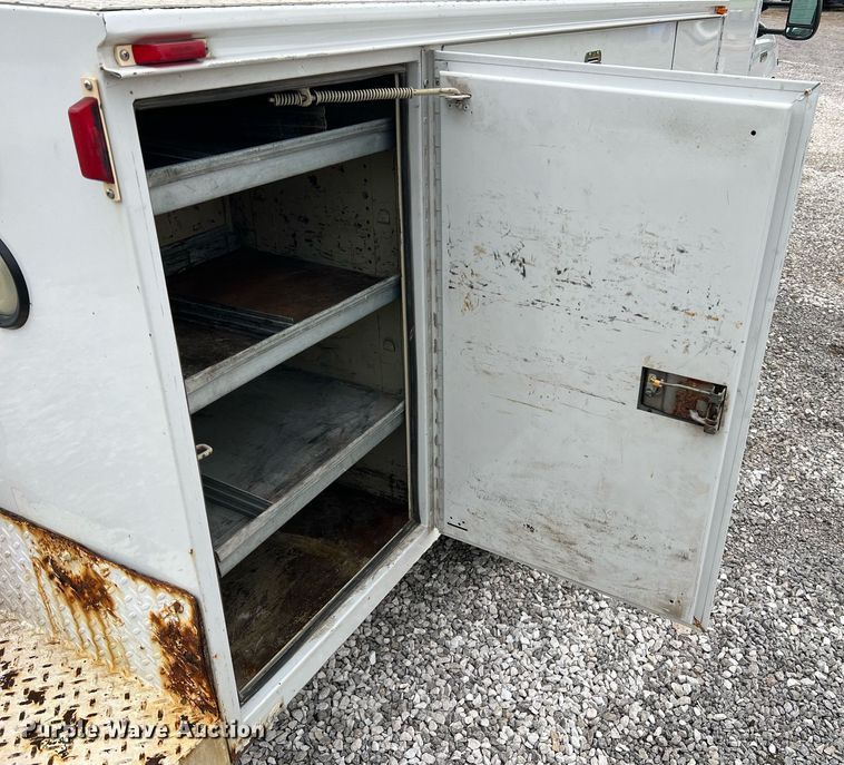 image for item II9029 2006 Ford F350 Super Duty XL  utility bed pickup truck