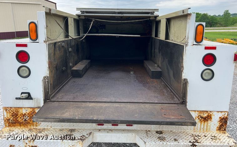 image for item II9029 2006 Ford F350 Super Duty XL  utility bed pickup truck