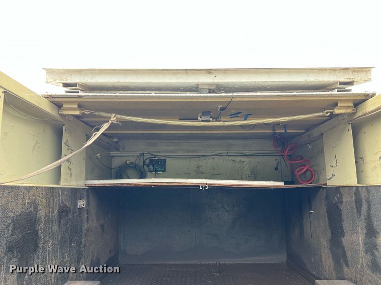 image for item II9029 2006 Ford F350 Super Duty XL  utility bed pickup truck