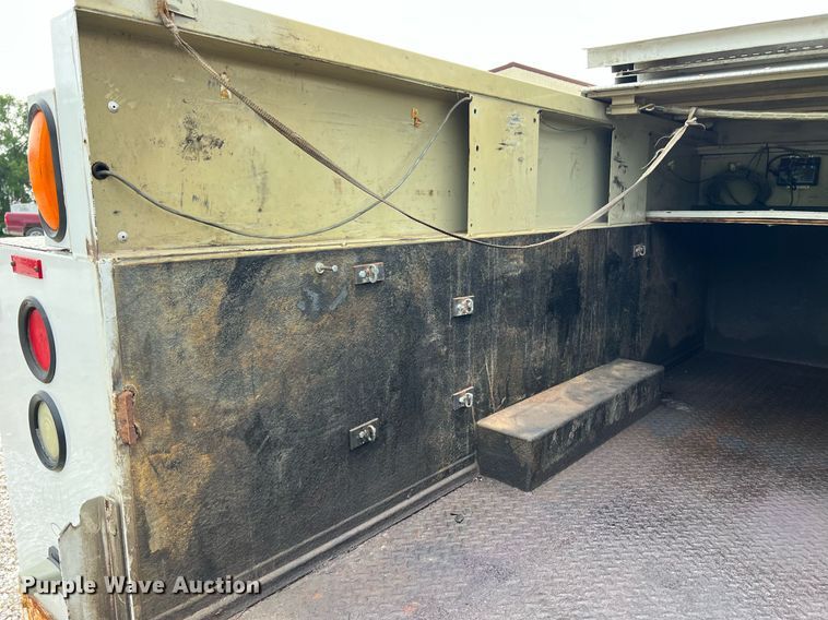 image for item II9029 2006 Ford F350 Super Duty XL  utility bed pickup truck