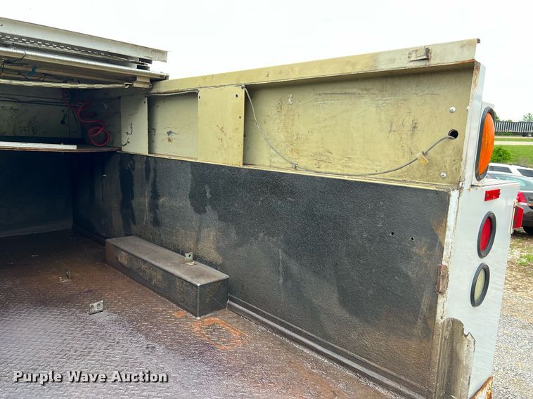 image for item II9029 2006 Ford F350 Super Duty XL  utility bed pickup truck