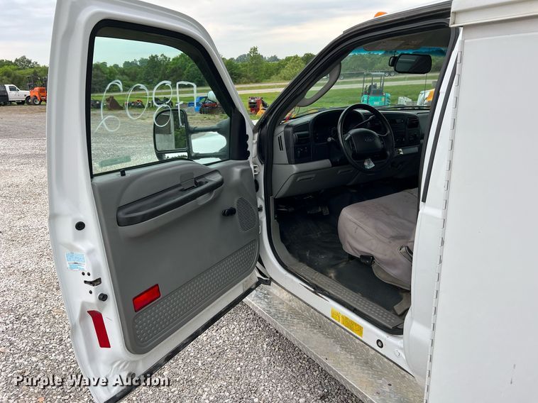 image for item II9029 2006 Ford F350 Super Duty XL  utility bed pickup truck