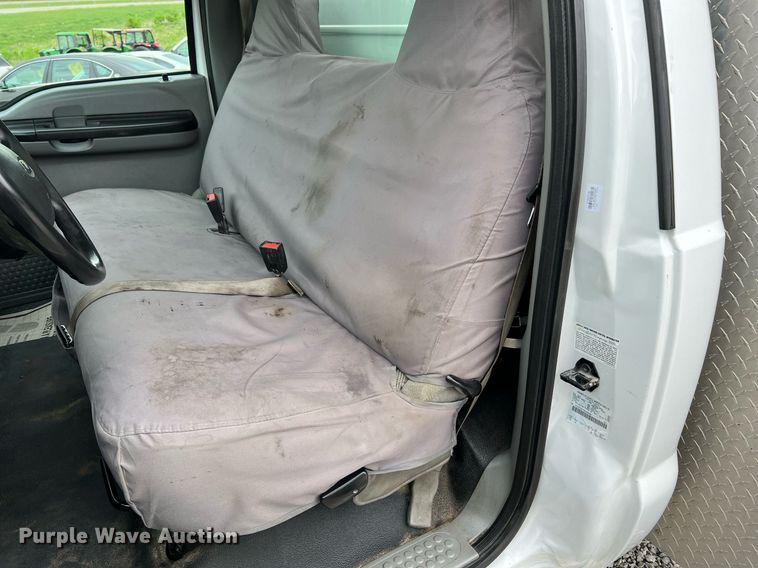 image for item II9029 2006 Ford F350 Super Duty XL  utility bed pickup truck