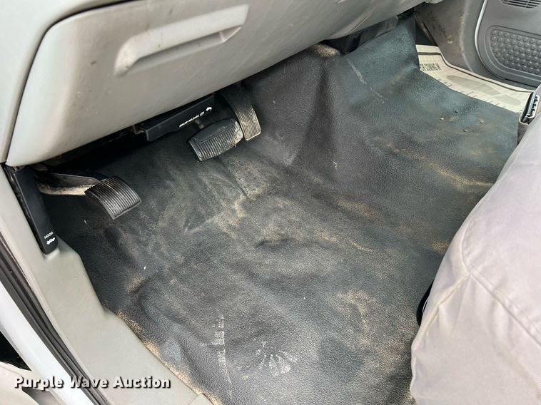 image for item II9029 2006 Ford F350 Super Duty XL  utility bed pickup truck