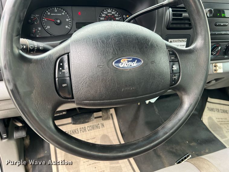 image for item II9029 2006 Ford F350 Super Duty XL  utility bed pickup truck