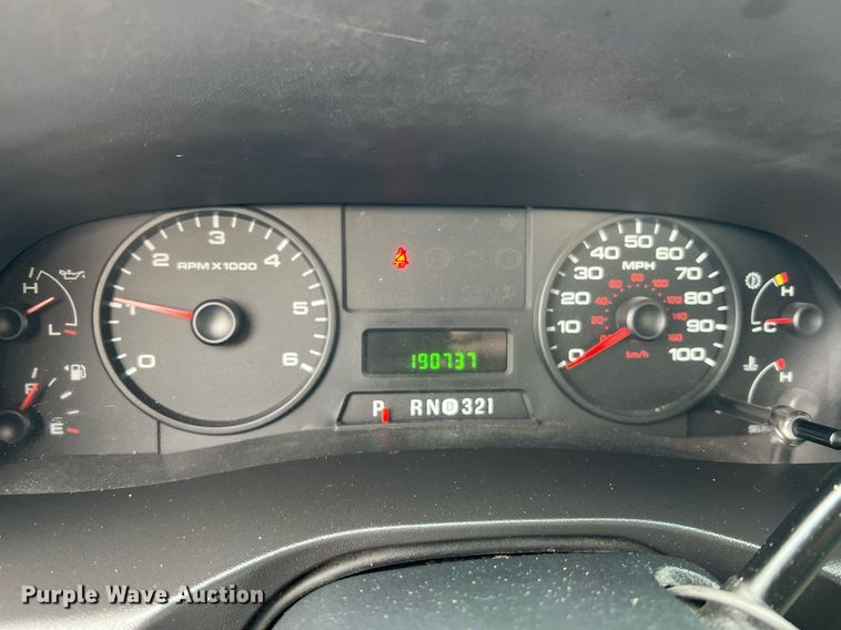 image for item II9029 2006 Ford F350 Super Duty XL  utility bed pickup truck