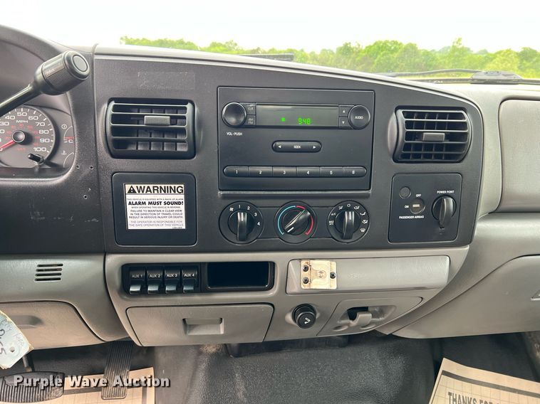 image for item II9029 2006 Ford F350 Super Duty XL  utility bed pickup truck