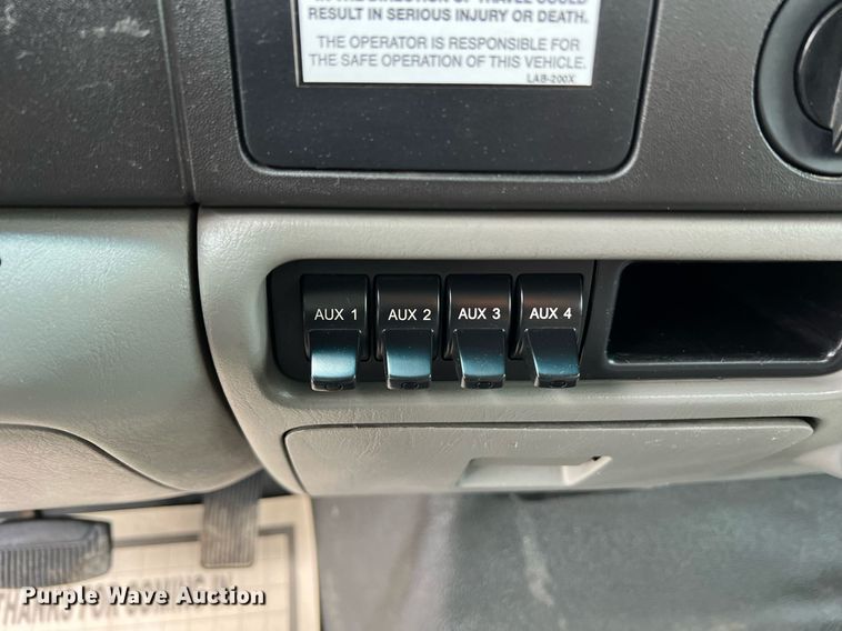 image for item II9029 2006 Ford F350 Super Duty XL  utility bed pickup truck