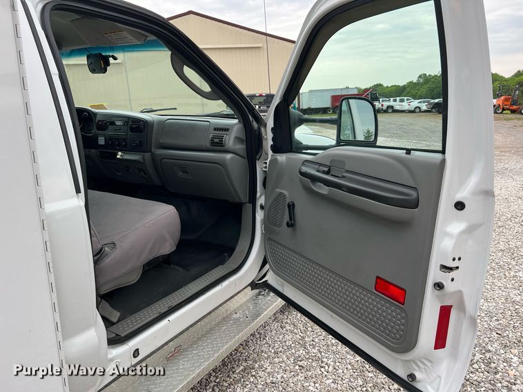 image for item II9029 2006 Ford F350 Super Duty XL  utility bed pickup truck