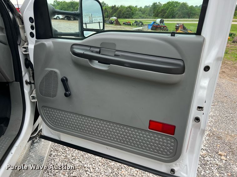 image for item II9029 2006 Ford F350 Super Duty XL  utility bed pickup truck