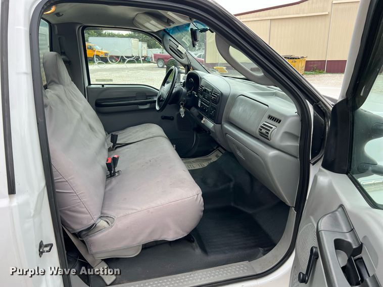 image for item II9029 2006 Ford F350 Super Duty XL  utility bed pickup truck