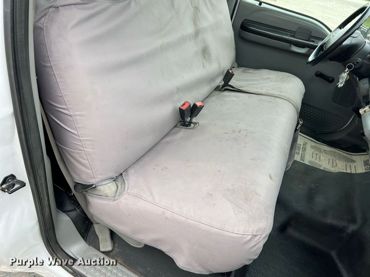 image for item II9029 2006 Ford F350 Super Duty XL  utility bed pickup truck