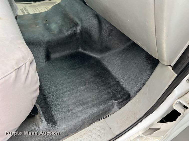 image for item II9029 2006 Ford F350 Super Duty XL  utility bed pickup truck