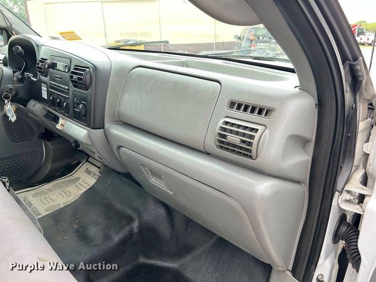 image for item II9029 2006 Ford F350 Super Duty XL  utility bed pickup truck