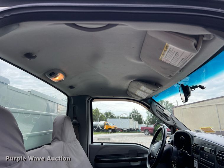 image for item II9029 2006 Ford F350 Super Duty XL  utility bed pickup truck